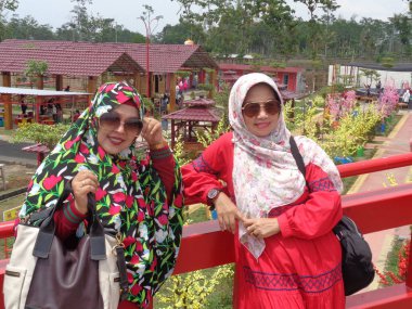 Kediri, Doğu Java Endonezya - 17 Şubat 2019: Kore 'nin geleneksel elbisesi Hanbok' ta Gyeongbokgung Sarayı 'nda ve kiraz çiçekleri açan ziyaretçi.