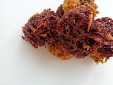 Jadanalı atıştırmalık kek kue Carang Mas Emas ya da Sarang Balam Semut ya da altın yuva ya da kuih kueh jala 'ya yakından bakın. Geleneksel bir tatlı Asya yerel tatlısıdır. Kızarmış patatesten yapılmış.