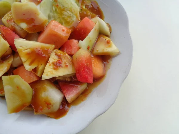 ロティス ブアまたはルジャーク スパイシーで新鮮な 唐辛子のペーストで果物 インドネシアの伝統的なフルーツサラダ — ストック写真