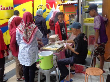 Kediri, Endonezya - 03 Ocak 2020: Bakpia satıcıları alıcılara hizmet veriyor. Bakpia, Endonezya 'dan Geleneksel Yemek / Pasta / Fırın