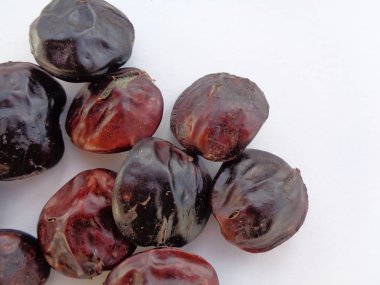 Arşidendron pauciflorum, yaygın olarak Djenkol / Jengkol olarak bilinir, beyaz arkaplanda izole edilmiştir