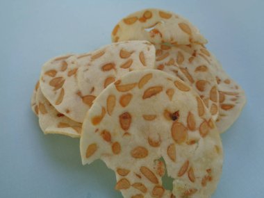 Kripik tempo ya da geleneksel tempeh cipsleri. Mayalanmış soya fasulyesinden yapılmış popüler Endonezya atıştırmalığı