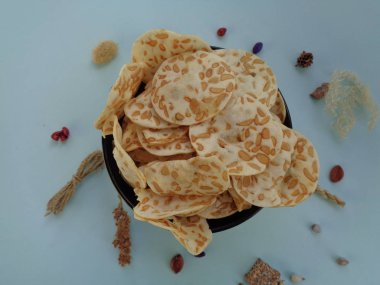 Kripik tempo ya da geleneksel tempeh cipsleri. Mayalanmış soya fasulyesinden yapılmış popüler Endonezya atıştırmalığı