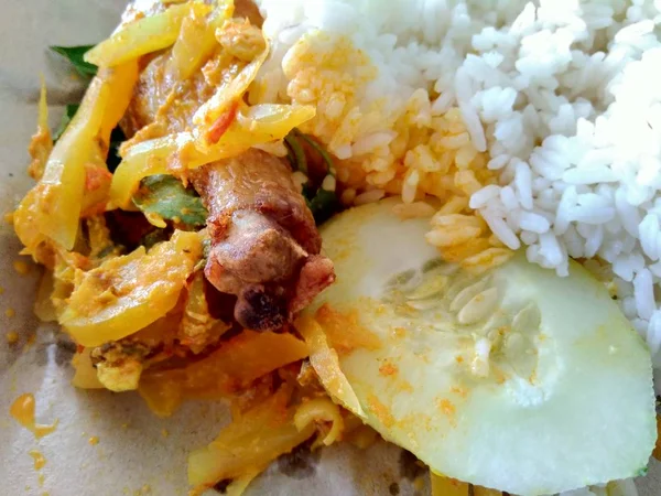 Nasi Bungkus Mix Rýže Indonéské Kuchyně Potravin Rýže Smaženým Kuřetem — Stock fotografie