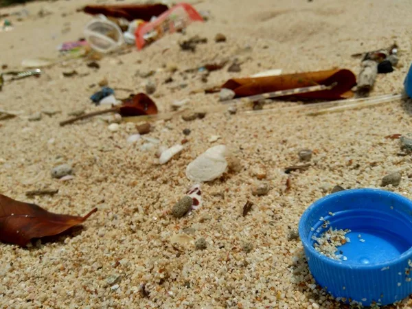 해변의 쓰레기는 해변의 지저분하고 더러운 쓰레기처럼 보이게 지저분하고 지저분 보인다 — 스톡 사진