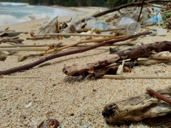 Мусор Пляже Выглядит Грязным Грязным Загрязнение Потому Многие Пластиковые Деревянные — стоковое фото
