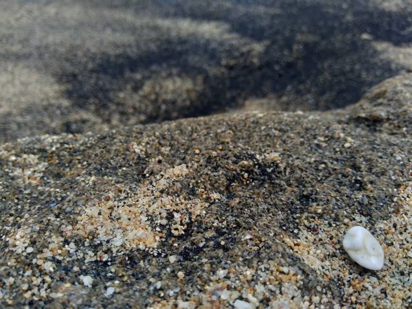 Sand Wasser Und Der Natürliche Hintergrund Des Felsens — Stockfoto