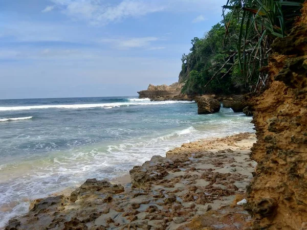 Spiaggia Con Rocce Onde Cielo Blu Bellissima Spiaggia Sanggar Tulung — Foto Stock