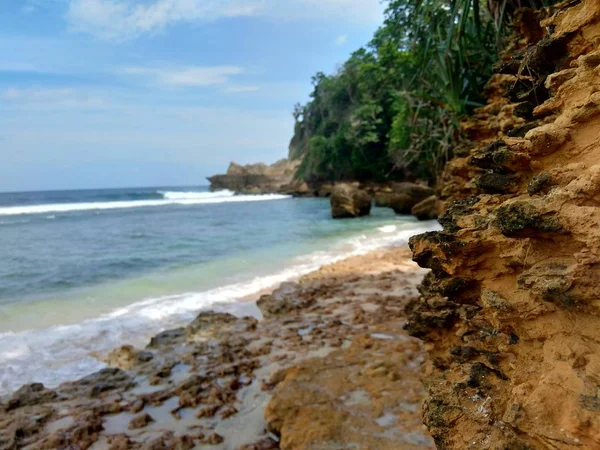 Spiaggia Con Rocce Onde Cielo Blu Bellissima Spiaggia Sanggar Tulung — Foto Stock