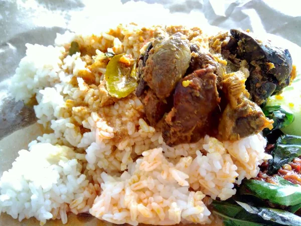 Nasi Bungkus Reismischung Indonesische Küche Essen Reis Mit Gebratenem Hühnerherz — Stockfoto