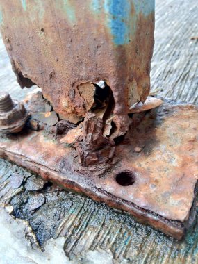 Paslı demirden yakın çekim, doğal arka plan.