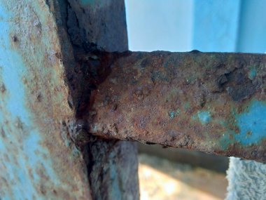 Paslı demirden yakın çekim, doğal arka plan.