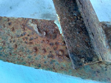 Paslı demirden yakın çekim, doğal arka plan.