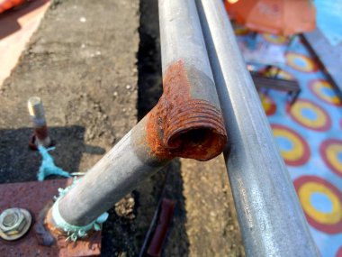 Paslı demirden yakın çekim, doğal arka plan.