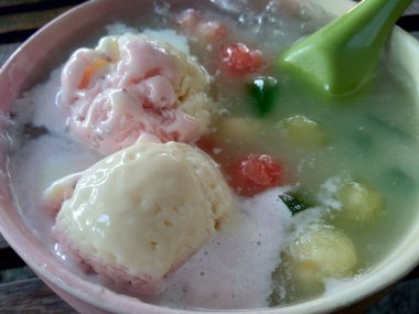 Kampüsü kapatıyoruz. Endonezya sokak yemekleri. Meyveyi ağaçta dondurmayla karıştır..