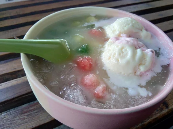 キャンパスを閉鎖しろ インドネシアのストリートフード 果物を木の上のアイスクリームと混ぜると — ストック写真