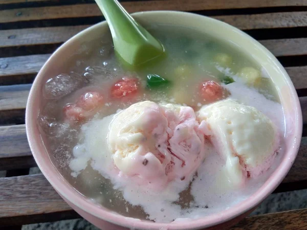 Cierre Campur Comida Callejera Indonesia Mezclar Fruta Con Helado Madera —  Fotos de Stock