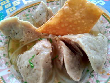 Dev köfteleri kapayın (bakso). Endonezya 'nın ünlü sokak yemekleri