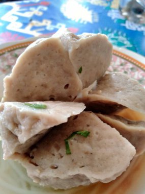 Dev köfteleri kapayın (bakso). Endonezya 'nın ünlü sokak yemekleri