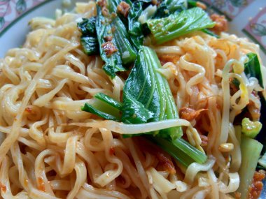 Kızarmış erişte (mie goreng) sebzeli. Endonezya mutfağı sokak yemekleri. Endonezya 'nın ünlü yemeklerinden biri.