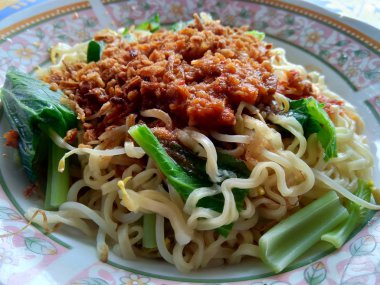 Kızarmış erişte (mie goreng) sebzeli. Endonezya mutfağı sokak yemekleri. Endonezya 'nın ünlü yemeklerinden biri.