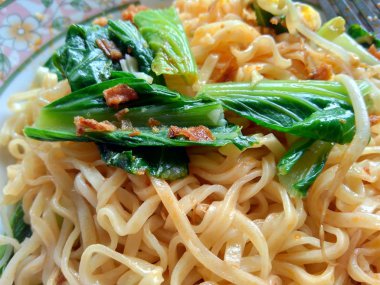 Kızarmış erişte (mie goreng) sebzeli. Endonezya mutfağı sokak yemekleri. Endonezya 'nın ünlü yemeklerinden biri.