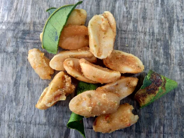 Ahşap arka planda kaffir yapraklı baharatlı fıstık.