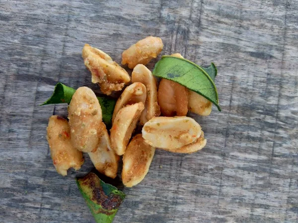 Ahşap arka planda kaffir yapraklı baharatlı fıstık.