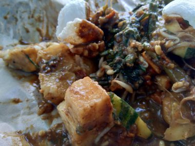 Rjak uleg, geleneksel Doğu Cava yemekleri, kerupuk ile (Endonezya yemeği, Asya). Fıstık soslu Endonezya salatası.