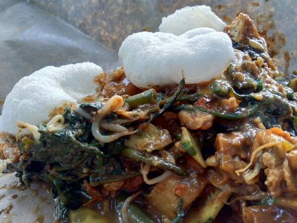 Rjak Uleg Rjak Uleg 传统的东爪哇食物 与Kerupuk搭配 印度尼西亚色拉加花生酱 — 图库照片