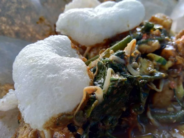 Rjak Uleg 伝統的な東ジャワ料理 インドネシア料理 アジア Kerupuk ピーナッツソースとインドネシアのサラダ — ストック写真