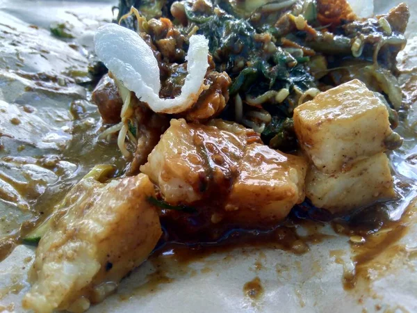 Rjak Uleg Rjak Uleg 传统的东爪哇食物 与Kerupuk搭配 印度尼西亚色拉加花生酱 — 图库照片