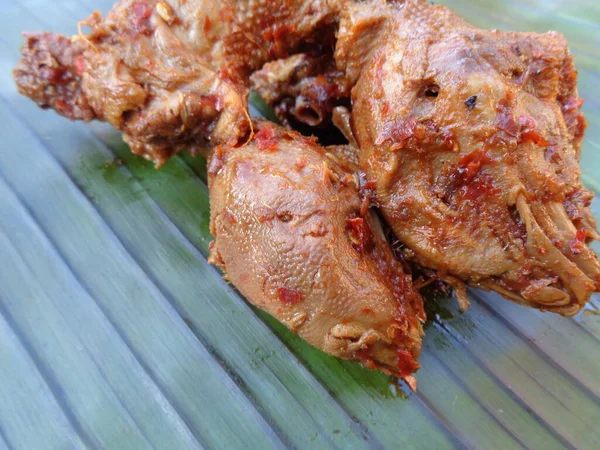 Пряный Гриль Куриная Голова Kepala Ayam Bakar Pedas Банановых Листьях — стоковое фото