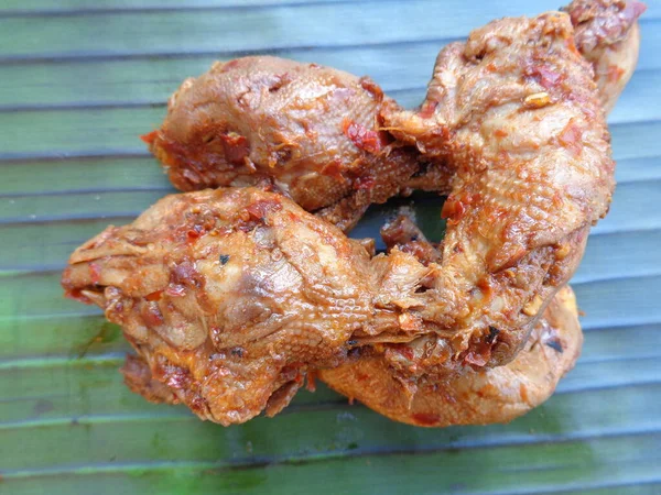 Cabeza Pollo Asada Picante Kepala Ayam Bakar Pedas Sobre Hojas —  Fotos de Stock