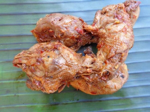 Würzig Gegrillter Hühnerkopf Kepala Ayam Bakar Pedas Auf Bananenblättern Indonesische — Stockfoto