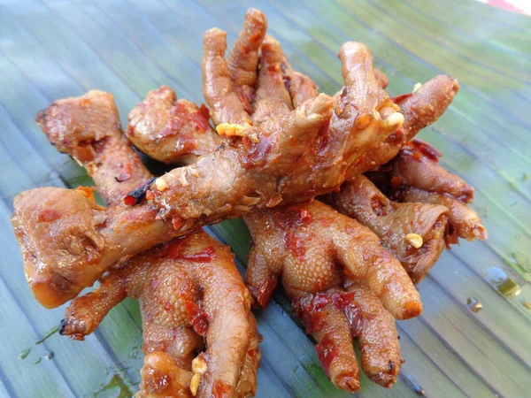 Patata Pollo Parrilla Picante Ceker Ayam Bakar Pedas Sobre Hojas —  Fotos de Stock