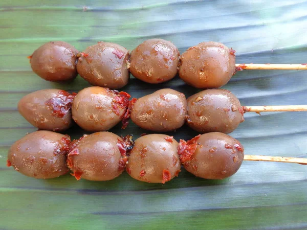 Острое Перепелиное Яйцо Телур Бакар Педас Банановых Листьях Индонезийская Кухня — стоковое фото