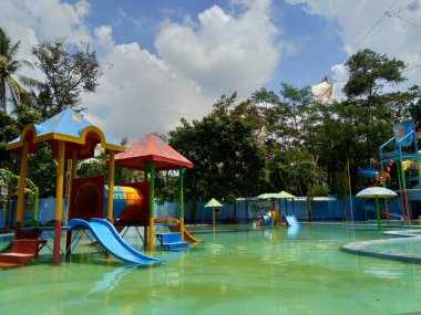 Kediri, Melta Waterland, Doğu Java, Endonezya - 21 Mart 2020: Koronavirüs nedeniyle yüzme havuzunun kapatılması. Endonezya 'da tecrit süreci.