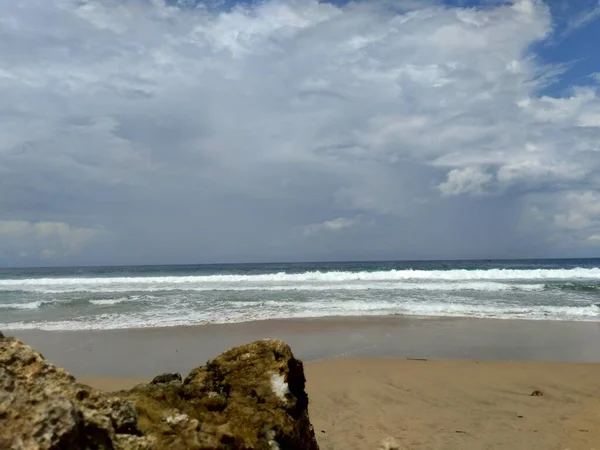 Пляж Скалами Волнами Голубым Небом Красивый Пляж Санггар Тулунг Восточная — стоковое фото