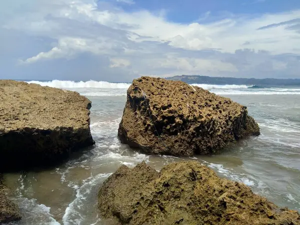 Beach Rocks Waves Blue Sky Beautiful Sanggar Beach Tulung Agung — Stok fotoğraf
