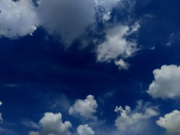 Błękitne Niebo Białym Miękkim Tłem — Zdjęcie stockowe