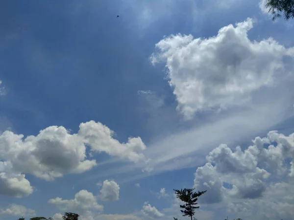 Céu Azul Com Fundo Macio Branco — Fotografia de Stock