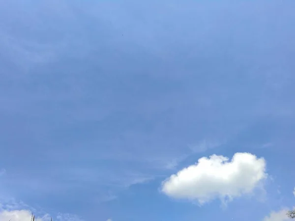 Cielo Azul Con Fondo Blanco Suave — Foto de Stock