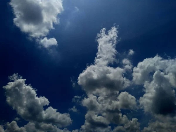 Beyaz Yumuşak Arkaplan Ile Mavi Gökyüzü — Stok fotoğraf