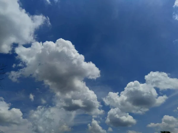 Langit Biru Dengan Latar Belakang Lembut Putih — Stok Foto