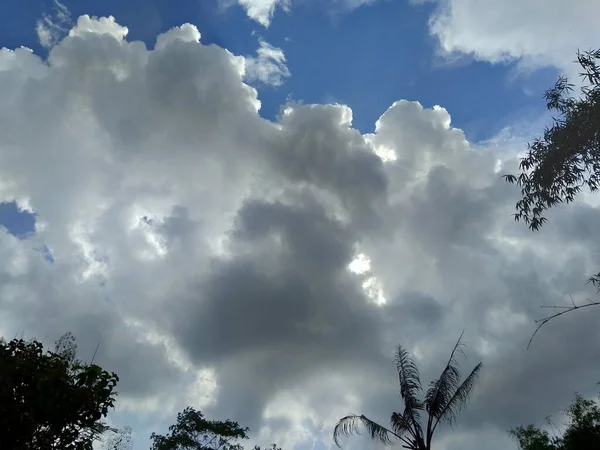 Beyaz Yumuşak Arkaplan Ile Mavi Gökyüzü — Stok fotoğraf