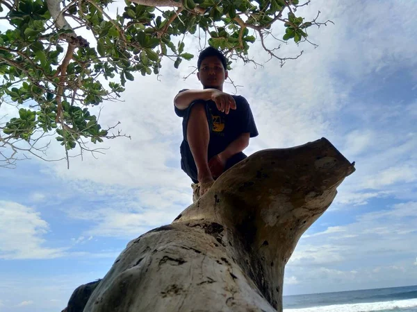 Pemuda Asia Dengan Shirt Duduk — Stok Foto