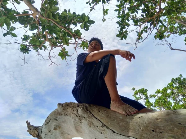 Jovem Asiático Homem Com Shirt Está Sentado — Fotografia de Stock