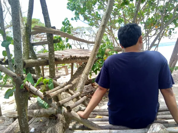 Jeune Homme Asiatique Avec Shirt Est Assis — Photo