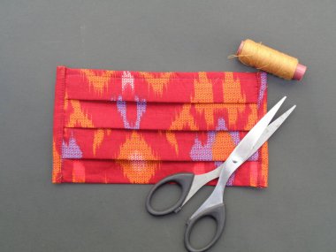 Batik (etnik) motifli kumaş yüz maskesi ve Endonezya 'dan gelen desen çok şık ve hava basıncından koruyabilir. Corona virüsünden veya Covid 19 'dan korumak için el yapımı maske..